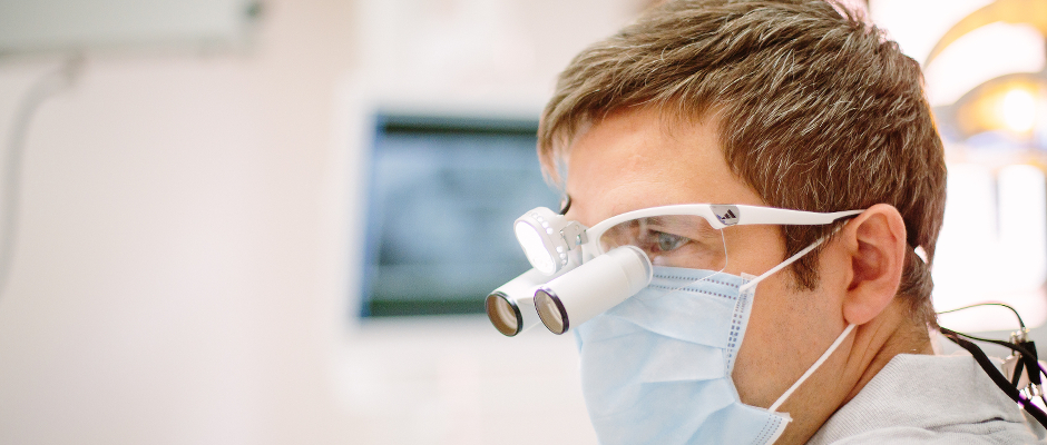 Zahnarzt Dr. Thomas Bruckner mit Lupenbrille